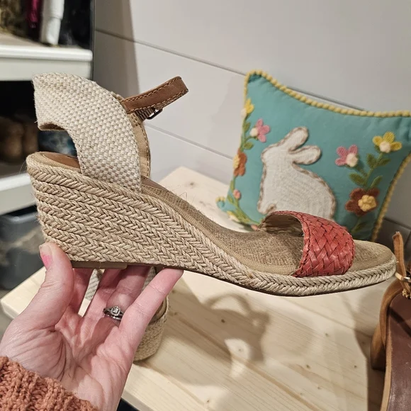 Lucky Brand Women's Wedge Sandals - Picture 10 of 10